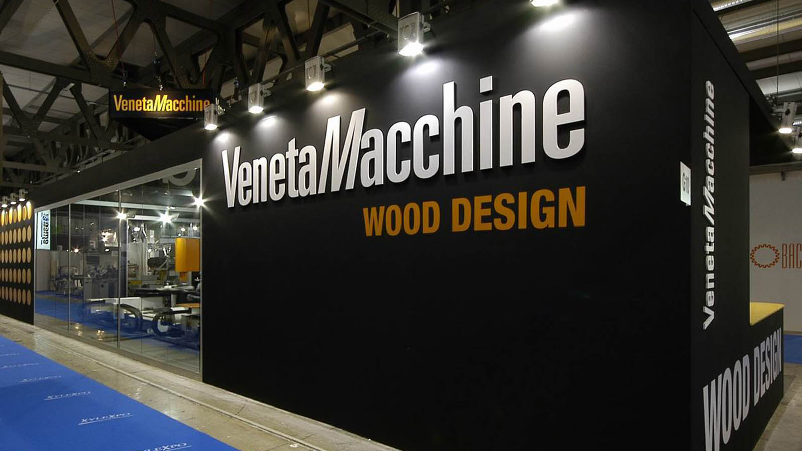 veneta-macchine-stand-wood-design